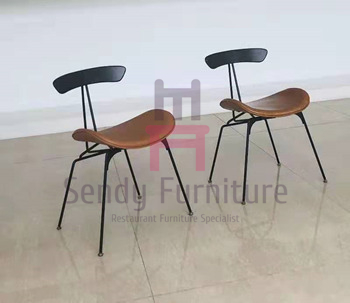 Industrielles Art-Metallrestaurant sitzt Brown-Leder-Drähten im Dachboden-Retro- Blick vor