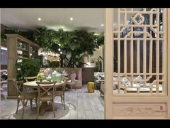 Hochzeits-Ereignis, das romantisches hölzernes Restaurant x-Rückseitenstuhl Rattan vorsitzt, setzt,/französische Art